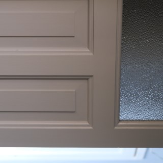 Spegeldörr av furu med glas och grå linoljefärg